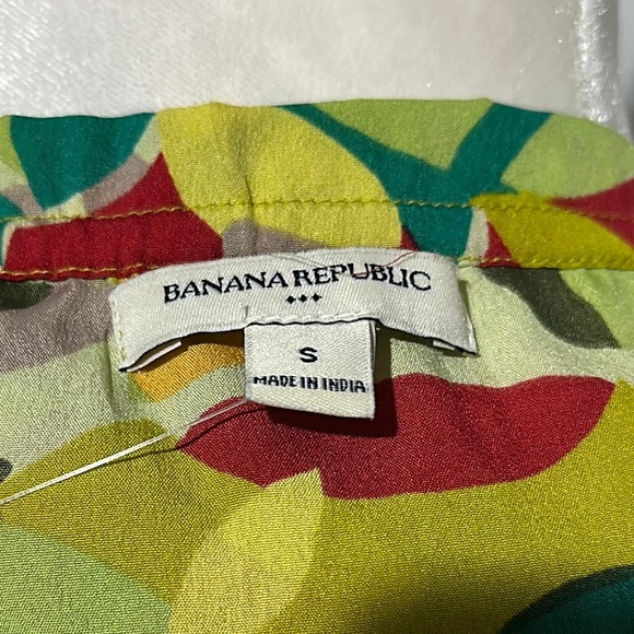 Vibrant Banana Republic Leaf Pattern ruffly sleeveless blouse size small - Picture 3 of 3